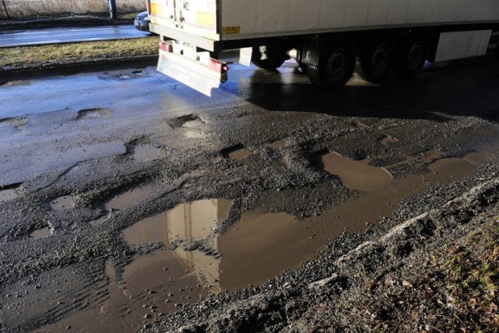 Ilustračný obrázok k článku Sekčov sa dočkal: Na opravu cesty pôjde takmer milión eur