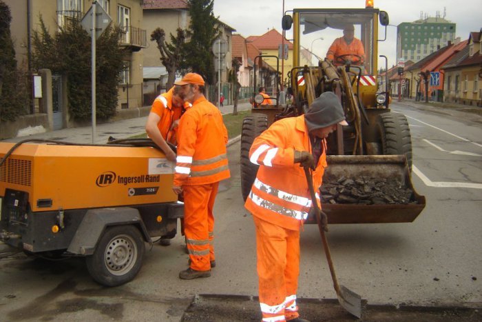 Ilustračný obrázok k článku Práce na diaľnici: Cestári sa pustia do opravy úseku medzi Východnou a L. Hrádkom