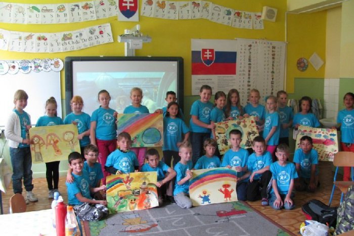 Ilustračný obrázok k článku Deti z Hviezdoslavky dostali super darček: Každý odchádzal s tričkom s logom školy
