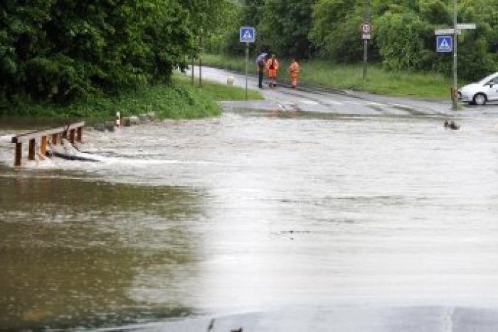 Ilustračný obrázok k článku Železnice pomáhajú: Do obce Chľaba premávajú mimoriadne vlaky