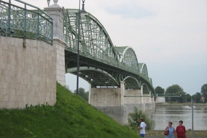 Ilustračný obrázok k článku Medzi ľuďmi sa šíria nepravdivé informácie: Mosty v Štúrove a Komárne nezatvárajú!