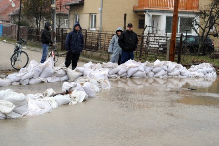 Ilustračný obrázok k článku Chľaba je stále v pohotovosti: Pomáhajú občania aj zamestnanci obecného úradu