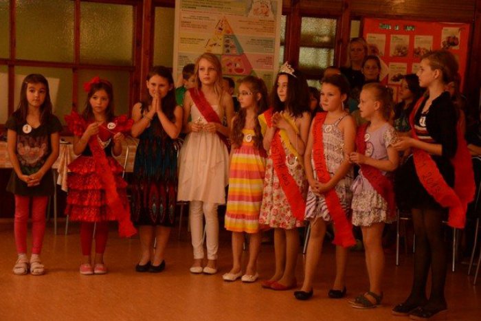 Ilustračný obrázok k článku Mini miss na Komenského škole: Kráľovnou krásy sa stala prváčka Nina