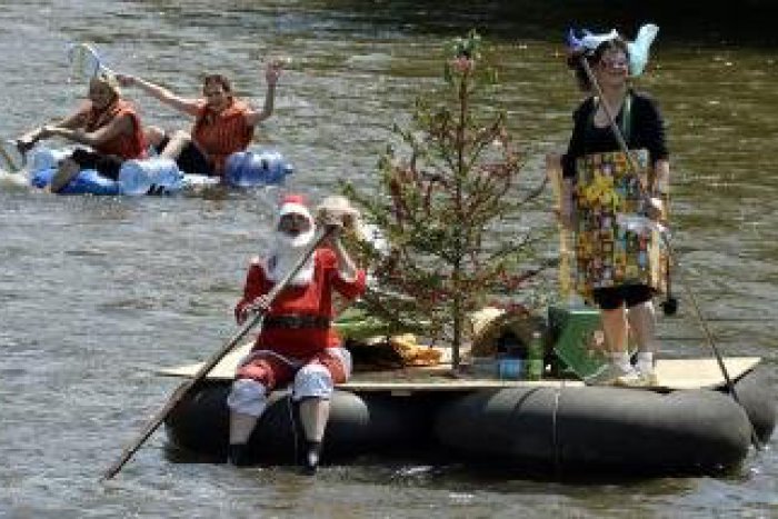 Ilustračný obrázok k článku Splav netradičných plavidiel v Brezne: Hron brázdil aj Mikuláš