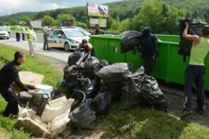 Ilustračný obrázok k článku Rómovia z obce Majetkár vypratali vyše dvesto vriec odpadu!