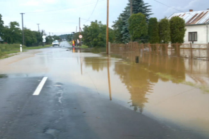 Ilustračný obrázok k článku Počasie opäť vystrájalo: Prietrž mračien narobila problémy!