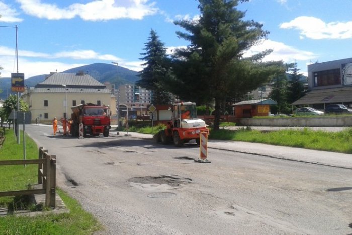 Ilustračný obrázok k článku Nočná mora Revúčanov sa končí: Konečne sa začalo s opravou Železničnej ulice