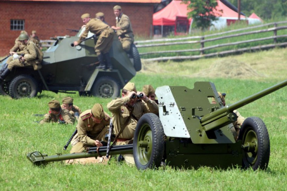 Ilustračný obrázok k článku Rekonštrukcia historických bojov v Nitre: Po prvýkrát v bojovej ukážke aj sovietsky vojnový tank!