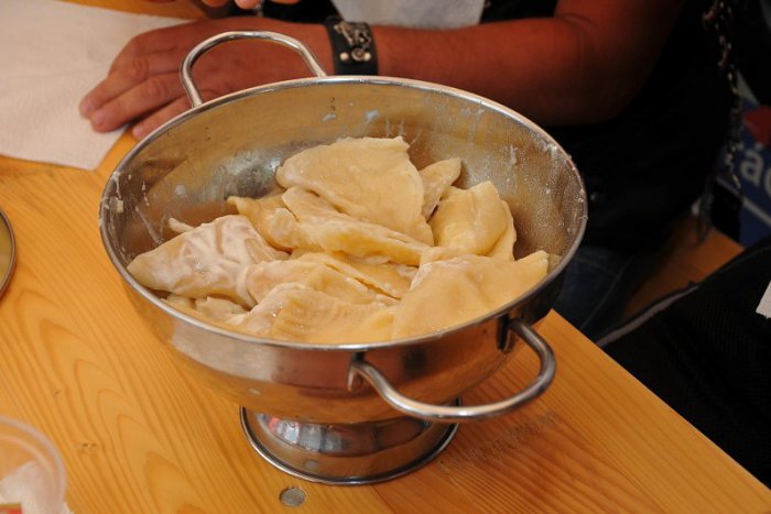 Ilustračný obrázok k článku Na Spišskom salaši sa zrodí majster jedák: Do seba musí rýchlo dostať až 28 pirohov!