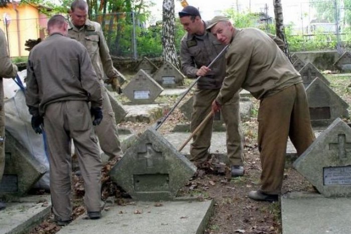 Ilustračný obrázok k článku Dočkajú sa zaslúženej pozornosti: Vojenské hroby na cintoríne v Nitre vyčistia