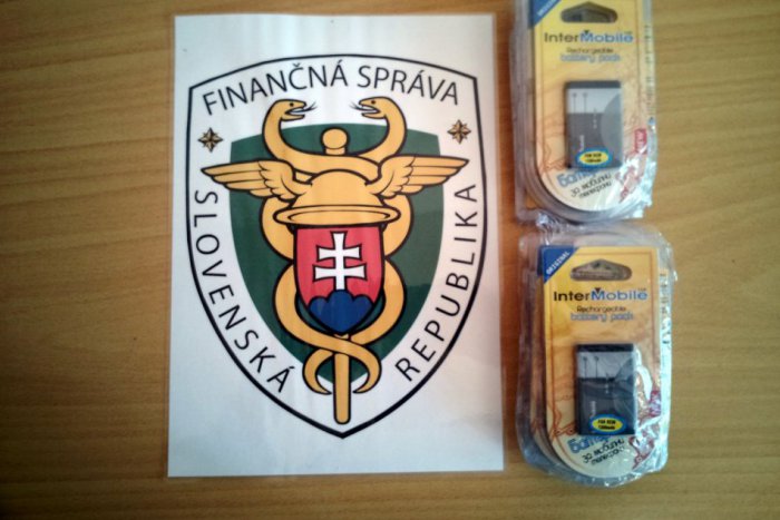 Ilustračný obrázok k článku Saká, opasky, baterky do mobilov... Colníci zhabali vyše 2000 kusov falošných výrobkov!