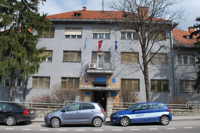 Ilustračný obrázok k článku Horúčavy sužujú Zlaté Moravce: Na radnici sa úradné hodiny skrátili o hodinu