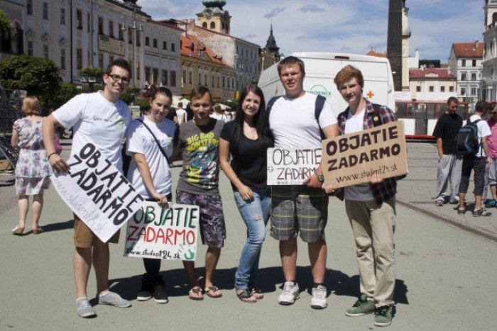 Ilustračný obrázok k článku V Prešove zažijeme netradičný úkaz: Mladí ľudia budú na uliciach objímať chodcov