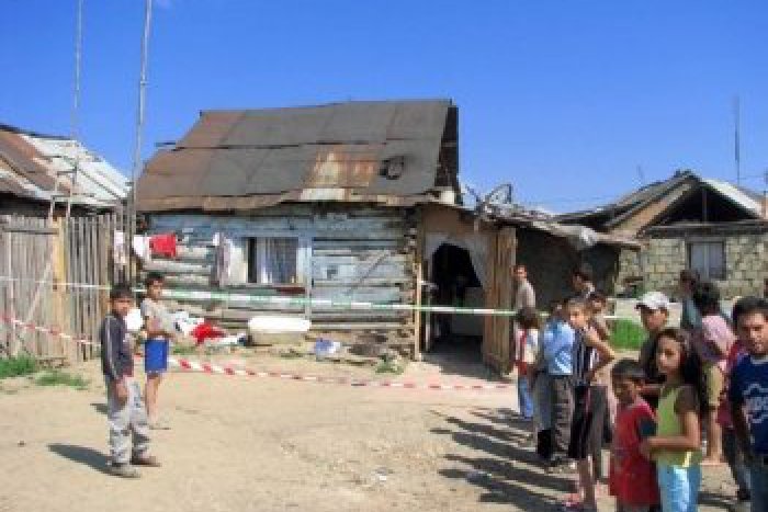 Ilustračný obrázok k článku Zásah kukláčov v rómskej osade: Ombudsmanka žiada o vysvetlenie akcie!