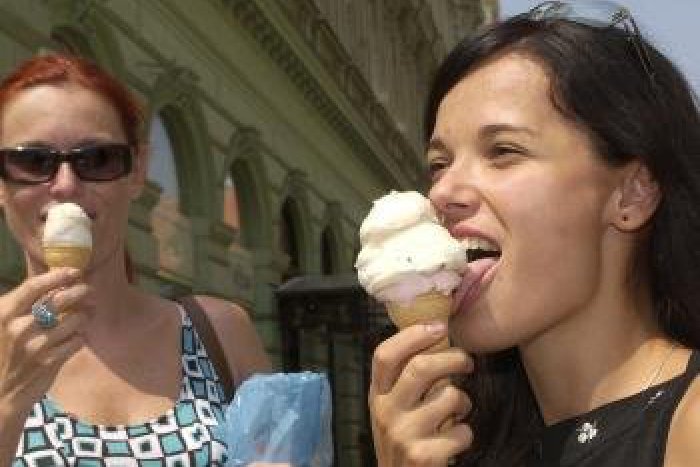 Ilustračný obrázok k článku Proti trópom bojujeme aj zmrzlinou: V meste najviac fičí čokoládová, kedy sú najdlhšie rady?