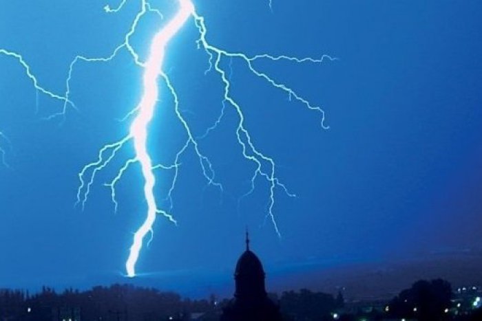 Ilustračný obrázok k článku L. Mikuláš majú zasiahnuť búrky spojené s krupobitím: V týchto hodinách si vonku dajte bacha!