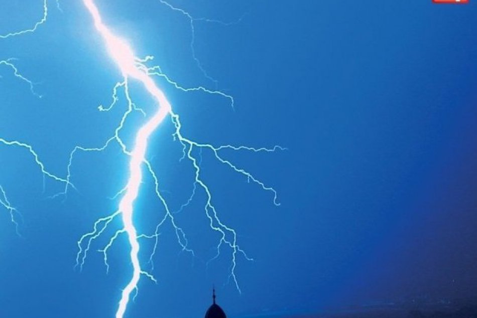 Ilustračný obrázok k článku Liptovský Mikuláš varujú pred búrkami aj silným dažďom: V týchto hodinách vonku bacha!