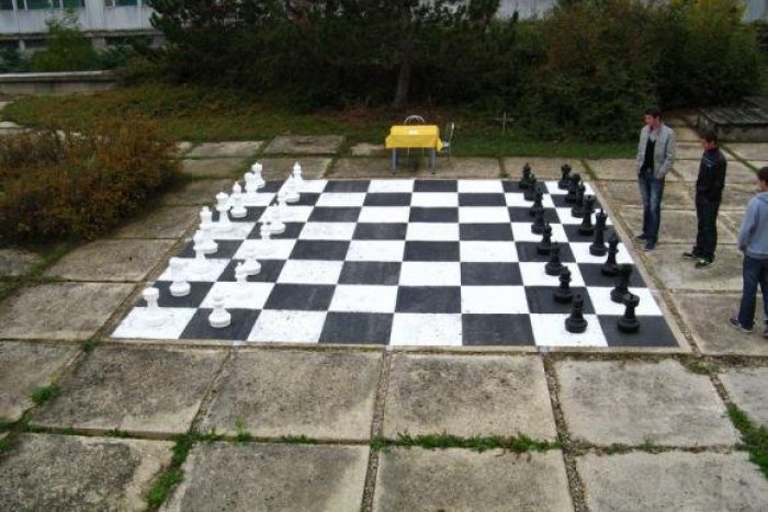 Ilustračný obrázok k článku Študenti Gymnázia Tajovského? V škole majú lezeckú stenu a aj vlastnú kapelu