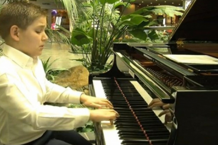 Ilustračný obrázok k článku Dvanásťročný klavirista ohuruje talentom aj dobrým srdcom