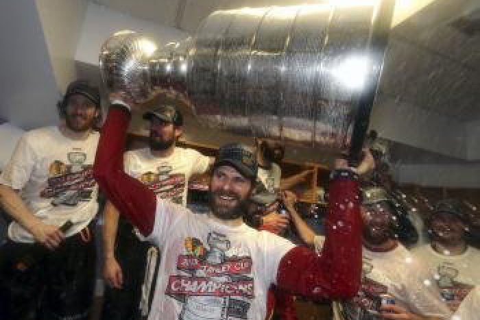 Ilustračný obrázok k článku Handzuš (36) si splnil sen: Stanley Cup zdvihol nad hlavu hneď po kapitánovi Toewsovi