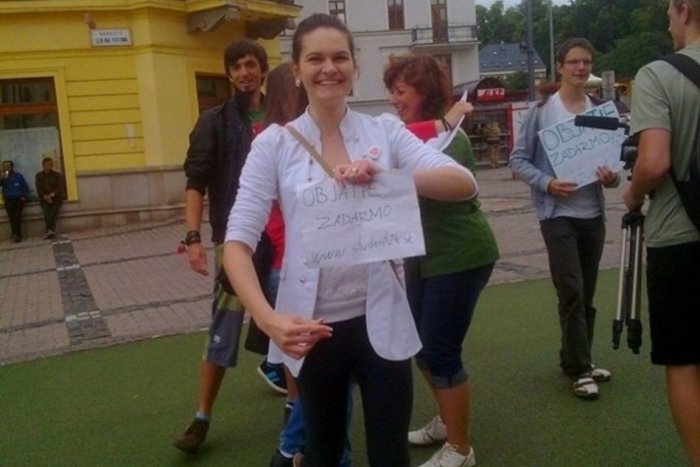 Ilustračný obrázok k článku Tínedžeri objímali chodcov na uliciach, pozrite si fotky z mesta!