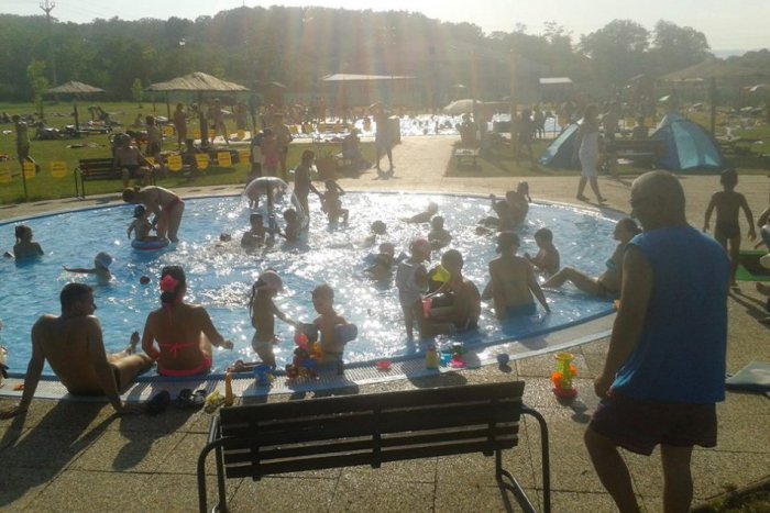 Ilustračný obrázok k článku Otvorenie sezóny na Mestskom kúpalisku: Bazény naplnené ľuďmi praskali vo švíkoch