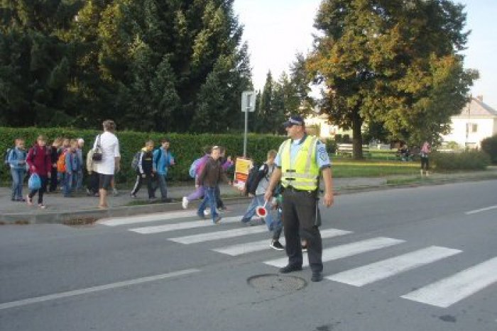 Ilustračný obrázok k článku Rozdávajú sa vysvedčenia: V okolí škôl je viac policajtov, jazdiť treba opatrne!