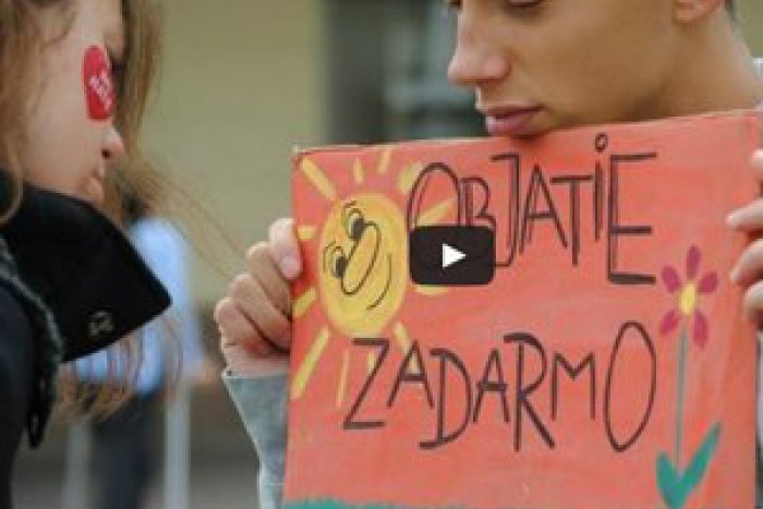 Ilustračný obrázok k článku Krásne video zo Žiaru: Pozrite si, ako tínedžeri v uliciach rozdávali radosť objatiami