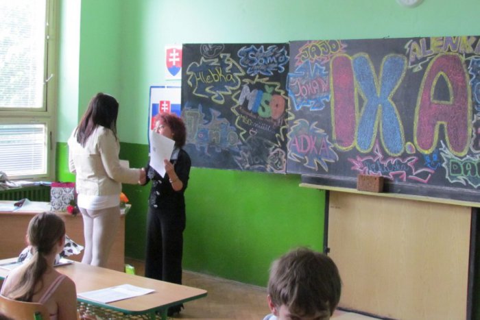 Ilustračný obrázok k článku Michalovskí deviataci sa lúčili so školou, plakala aj učiteľka