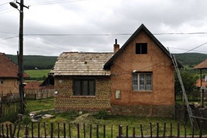 Ilustračný obrázok k článku V osade sa má búrať: Rómski manželia musia odstrániť dom na Kotlebovom pozemku