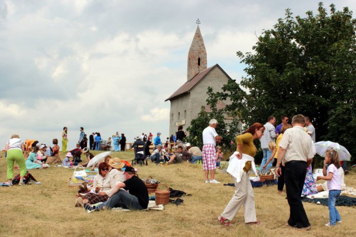 Ilustračný obrázok k článku Romantika pri kostolíku v Dražovciach: Piknik v tráve prilákal množstvo ľudí