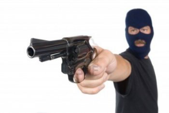 Ilustračný obrázok k článku V Leopoldove prepadli banku: Maskovaní lupiči zamestnancov ohrozovali zbraňou