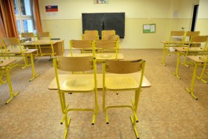 Ilustračný obrázok k článku Košický učiteľ po vyhadzove s vyznamenaním: Pred školou bude verejné zhromaždenie!