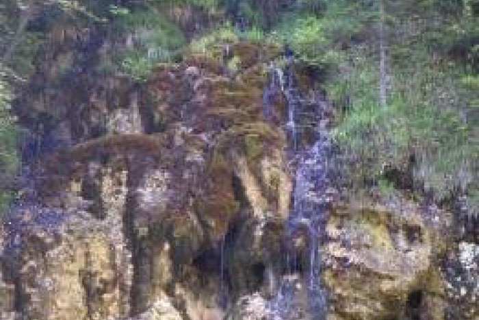 Ilustračný obrázok k článku Tip na turistiku pri Bystrici: Králická tiesňava láka na vodopád aj jaskyne