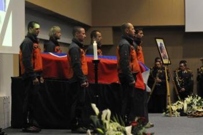 Ilustračný obrázok k článku Smútiaca rodina zavraždeného Antona Dobeša (†50): Od štátu dostane 33 000 €