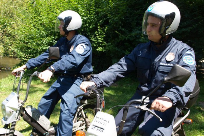 Ilustračný obrázok k článku Novinka u mestských policajtov: Nitrianske ulice brázdia na mopedoch!