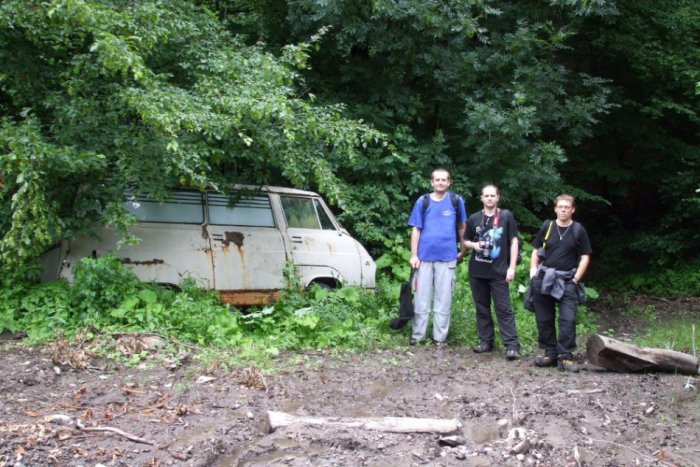 Ilustračný obrázok k článku Michalovskí turisti vystúpili na Machnatý vrch: V lese ich prekvapil vrak sanitky