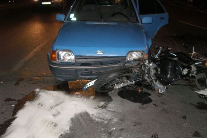 Ilustračný obrázok k článku Motorkár (22) sa v križovatke zrazil s autom, pozrite si zábery z miesta nešťastia!