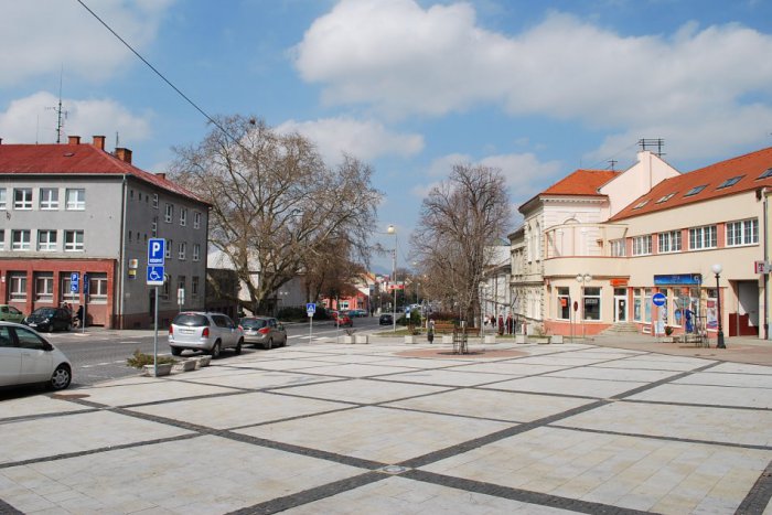 Ilustračný obrázok k článku Podľa Zlatomoravčanov by to v meste mohlo viac žiť cez leto. Sťažujú sa najmä mladí