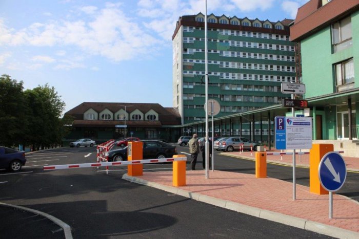 Ilustračný obrázok k článku Nové parkovisko pri nemocnici: Za prvú hodinu neplatíte, na rampy treba dať bacha