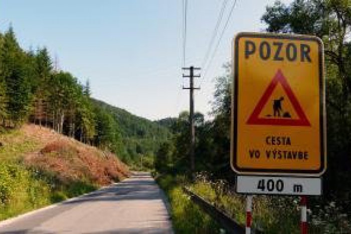 Ilustračný obrázok k článku Vozovku Zbojská-Tisovec uzavrú už od pondelka: Na lesnej ceste bude semafor, rátajte so zdržaním