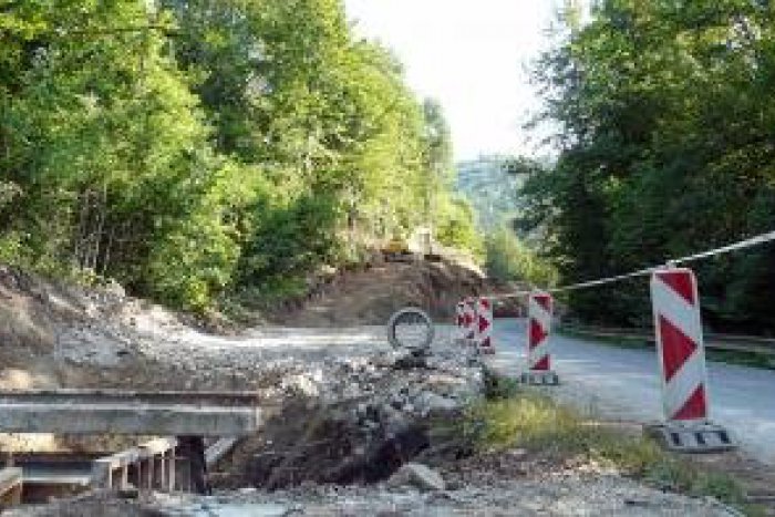 Ilustračný obrázok k článku Cestári stopli opravy úseku Tisovec-Zbojská, rokuje sa o úplnom vylúčení dopravy!
