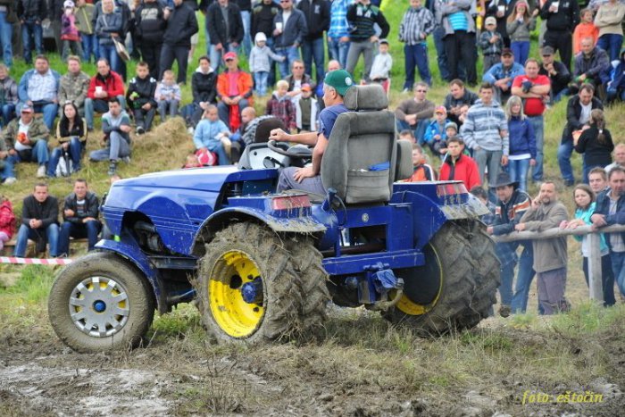 Ilustračný obrázok k článku Preteky, aké sa len tak nevidia: Traktoristi predviedli slalom medzi pneumatikami!