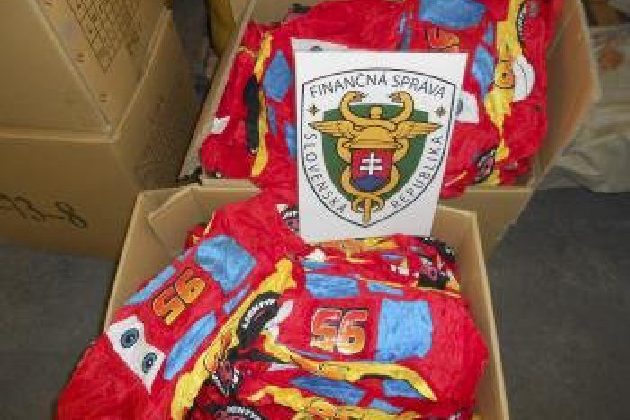 Ilustračný obrázok k článku Prekvapenie po otvorení kontajnera z Číny: Vyše 1 000 „fejkov“ riflí!