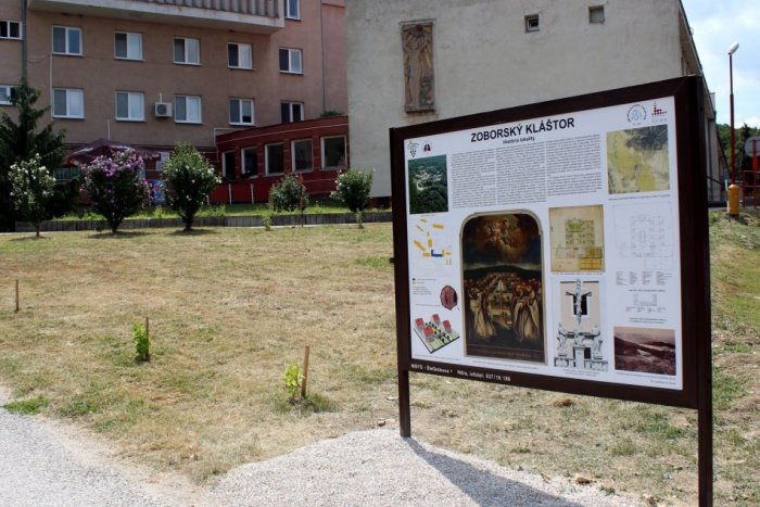 Ilustračný obrázok k článku Omša pred Špecializovanou nemocnicou: Odhalili informačnú tabuľu o zoborskom kláštore