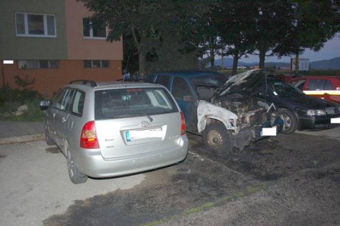 Ilustračný obrázok k článku Na Solinkách niekto podpálil auto: Požiar poškodil aj vedľa stojacu Toyotu