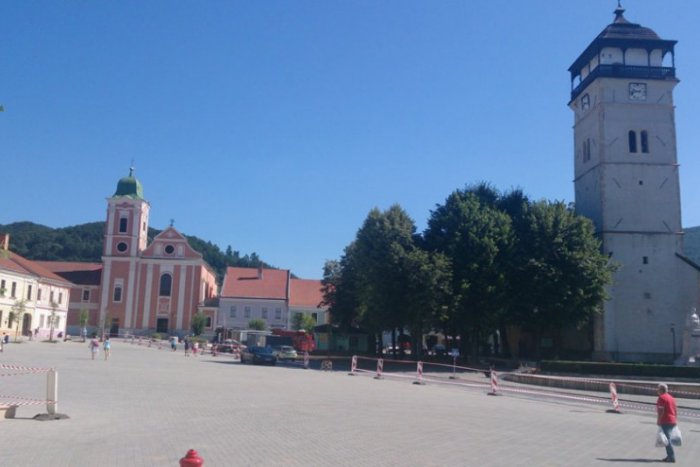 Ilustračný obrázok k článku Motoristi sa dočkali: Už môžu parkovať aj na ľavej strane námestia