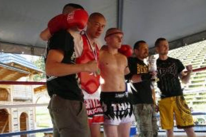 Ilustračný obrázok k článku Slovák dostal v thaiboxerskom zápase KO: Diváci bojovali o pohár Majstra Horehronia