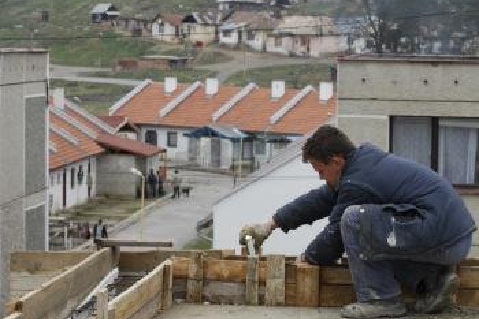 Ilustračný obrázok k článku Americkí herci si u nás zamakajú: Miestnym Rómom pomôžu s výstavbou domov