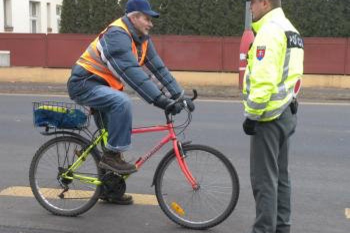 Ilustračný obrázok k článku Cyklisti a korčuliari sa musia mať na pozore: Špeciálne si na nich posvietia policajti!